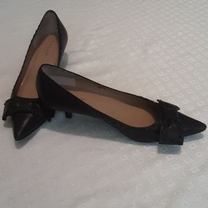 TAHARI pumps perfect for office or party